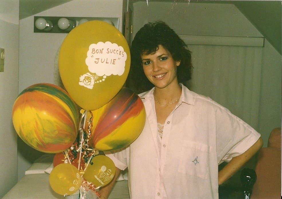 Julie dans son premier salon, entourée de ballons