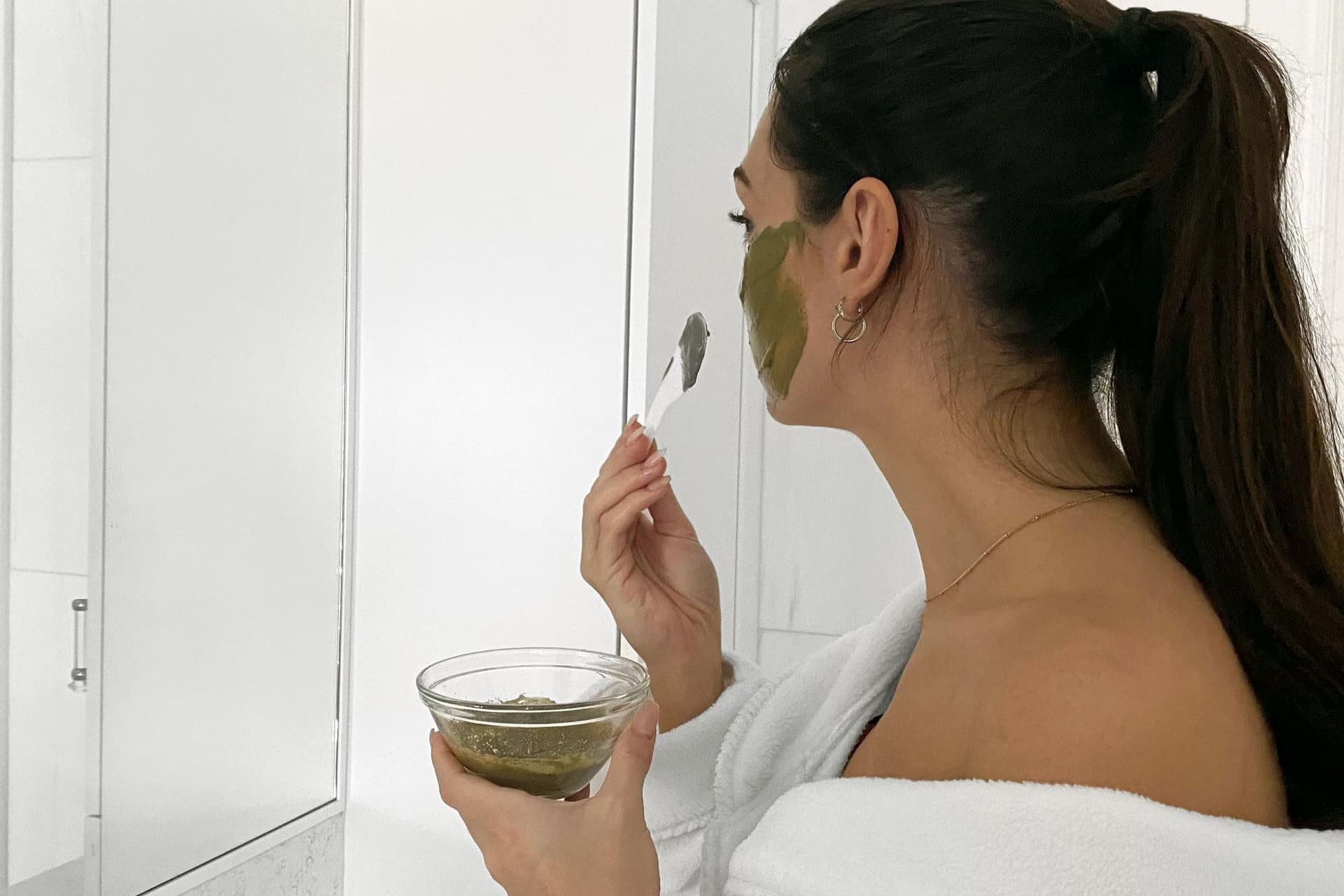 Application d’un masque de soin Davincia devant un miroir