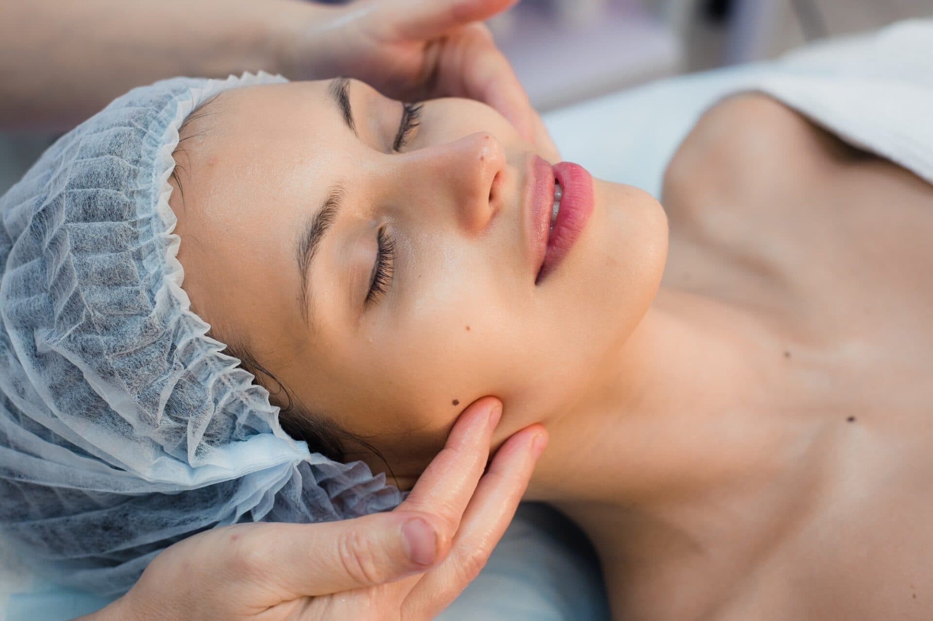 Un soin du visage tout en douceur au salon