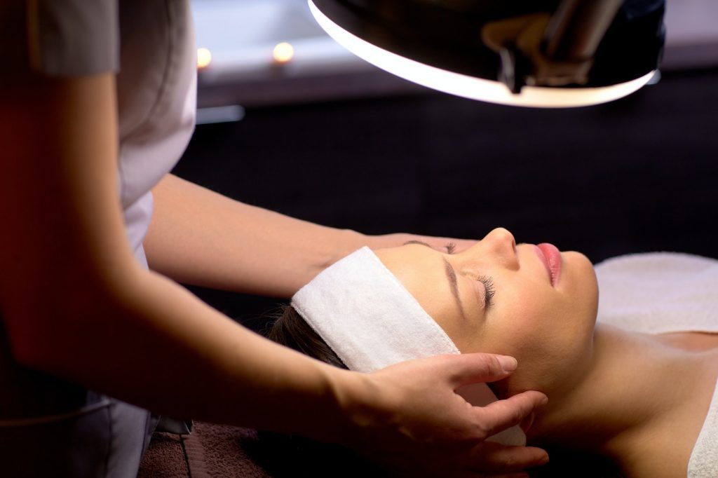 beautician-doing-face-massage-to-woman-at-spa-1024x682